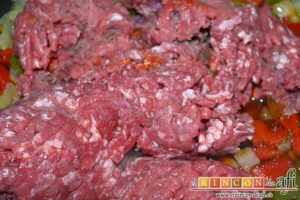 Empanada de carne, bacon y dátiles, añadir la carne picada