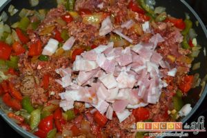 Empanada de carne, bacon y dátiles, añadir el bacon
