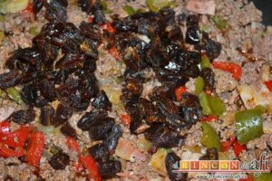 Empanada de carne, bacon y dátiles, añadir los dátiles