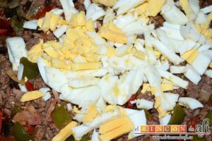 Empanada de carne, bacon y dátiles, añadir los huevos sancochados troceados