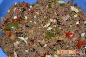 Empanada de carne, bacon y dátiles, mezclar todo bien hasta integrar y ponerlo a escurrir en un colador