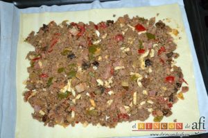 Empanada de carne, bacon y dátiles, entender plancha de masa y volcar el preparado encima dejando separación en los bordes