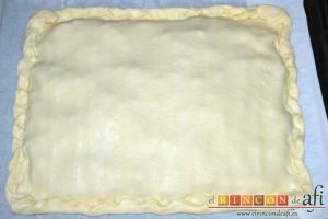 Empanada de carne, bacon y dátiles, tapar con otra plancha de masa y sellar los bordes