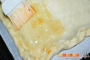 Empanada de carne, bacon y dátiles, pintar con los jugos recogidos