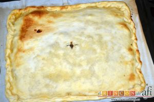Empanada de carne, bacon y dátiles, hacerle un agujero en el centro y hornear