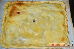 Empanada de carne, bacon y dátiles, pintarla con huevo batido