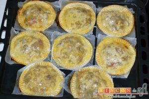 Empanada de carne, bacon y dátiles, si sobra masa puedes hacer empanadillas individuales