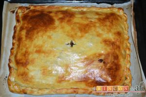 Empanada de carne, bacon , sacar del horno cuando esté dorada dátiles,