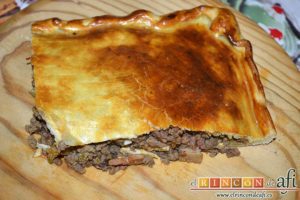 Empanada de carne, bacon y dátiles, sugerencia de presentación