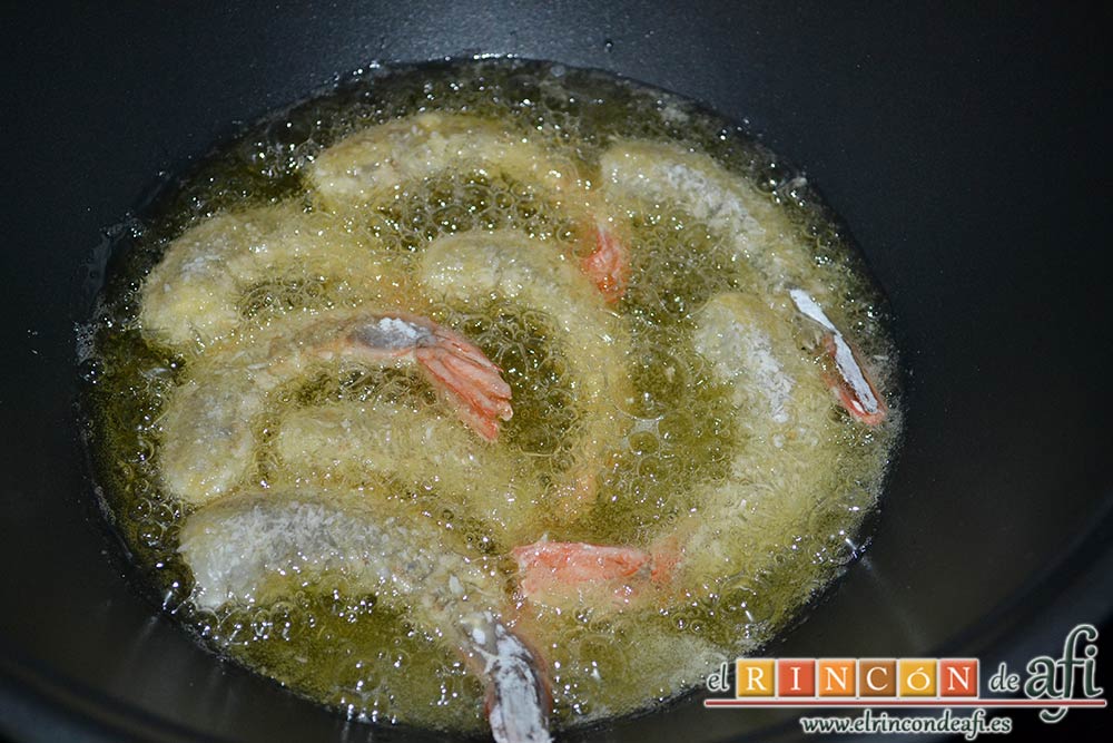 Langostinos rebozados con coco, freírlos en sartén o wok con aceite de oliva caliente