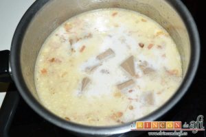 Secreto con salsa de foie, añadir el foie