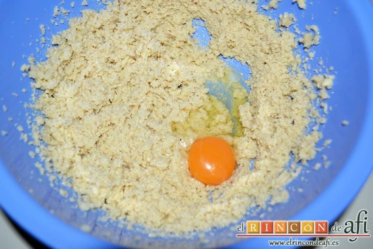 Tarta de pera y crema frangipane, añadir los huevos uno a uno
