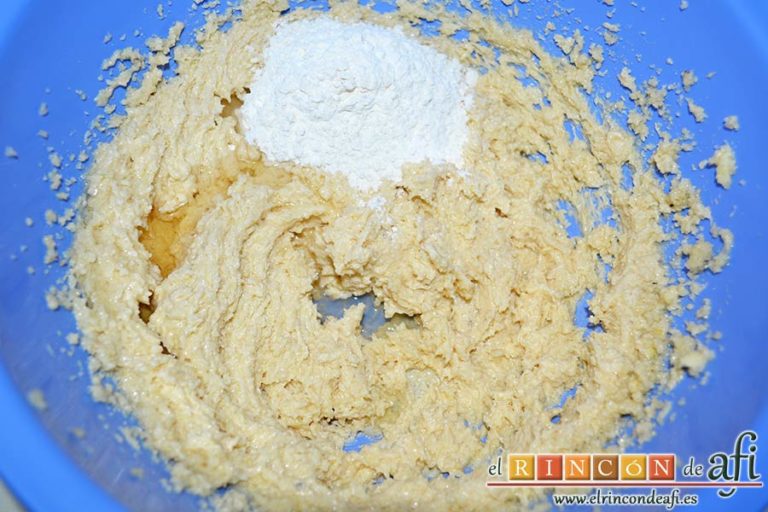 Tarta de pera y crema frangipane, añadir el licor de avellanas y la harina