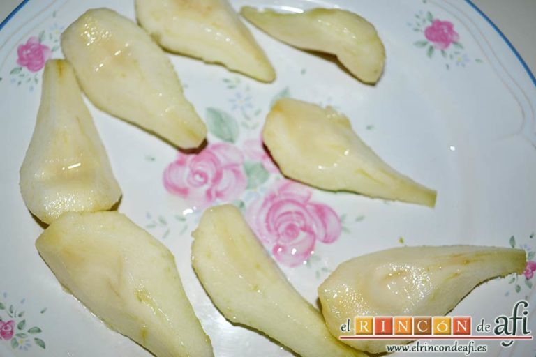 Tarta de pera y crema frangipane, pelar y descorazonar las peras y partirlas en cuatro partes