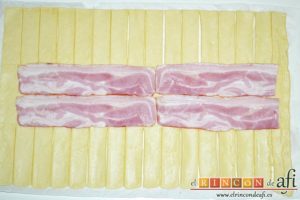Trenza de hojaldre con bacon y queso, poner el bacon en el centro