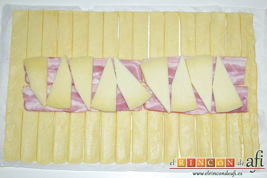 Trenza de hojaldre con bacon y queso, poner encima las cuñas de queso