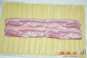 Trenza de hojaldre con bacon y queso, poner encima otra capa de bacon