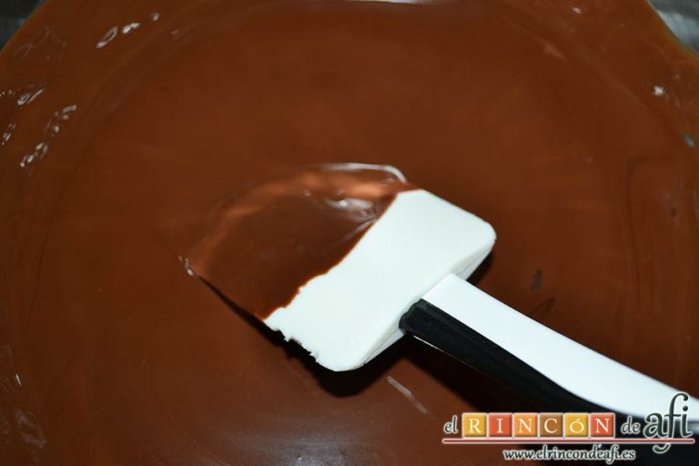 Turrón de chocolate con arroz inflado, remover hasta que esté todo mezclado