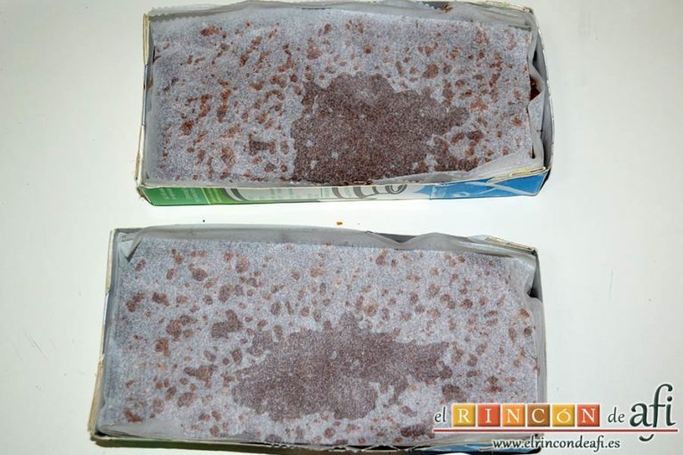 Turrón de chocolate con arroz inflado, dejar que enfríe y cubrir con papel de horno