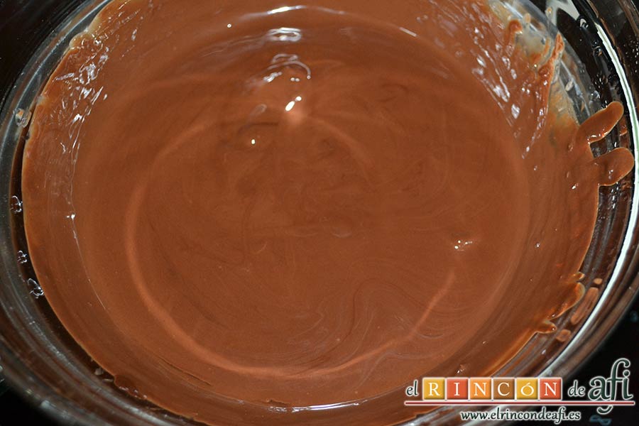 Turrón de chocolate con almendras, remover con espátula hasta que esté todo bien integrado