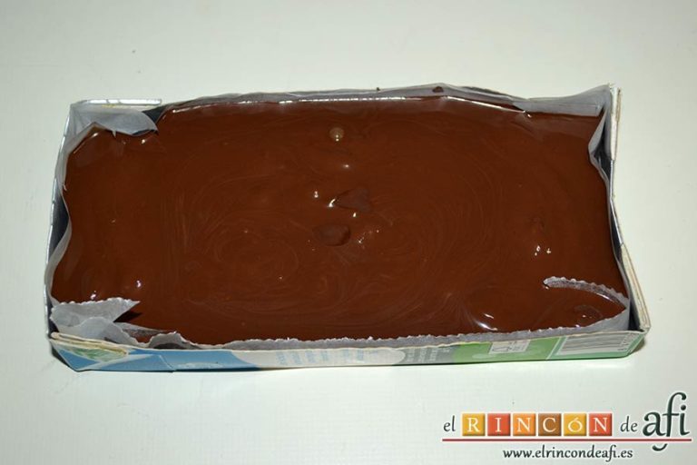 Turrón de chocolate con almendras, forrar el molde con papel de horno y volcar la mezcla dejándola lisa