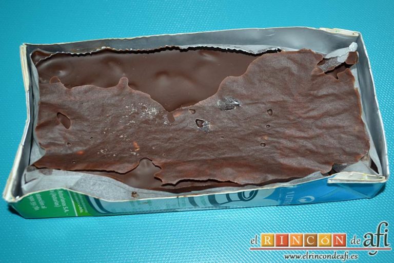 Turrón de chocolate con almendras, tapar con la otra parte del tetrabrick y refrigerar