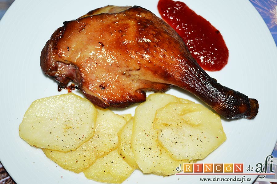 Confit de pato con papas fritas en su grasa y mermelada de pimientos del piquillo