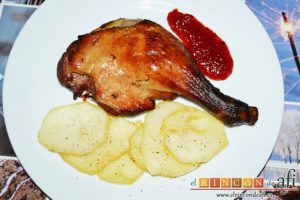 Confit de pato con papas fritas en su grasa y mermelada de pimientos del piquillo, sugerencia de presentación