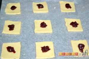 Pajaritas de galleta, poner mermelada en el centro de cada cuadradito
