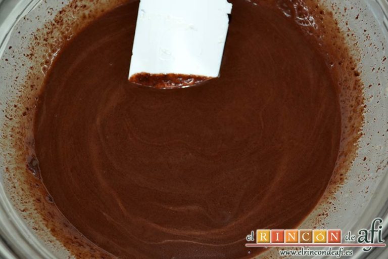 Salchichón de chocolate, remover hasta que funda