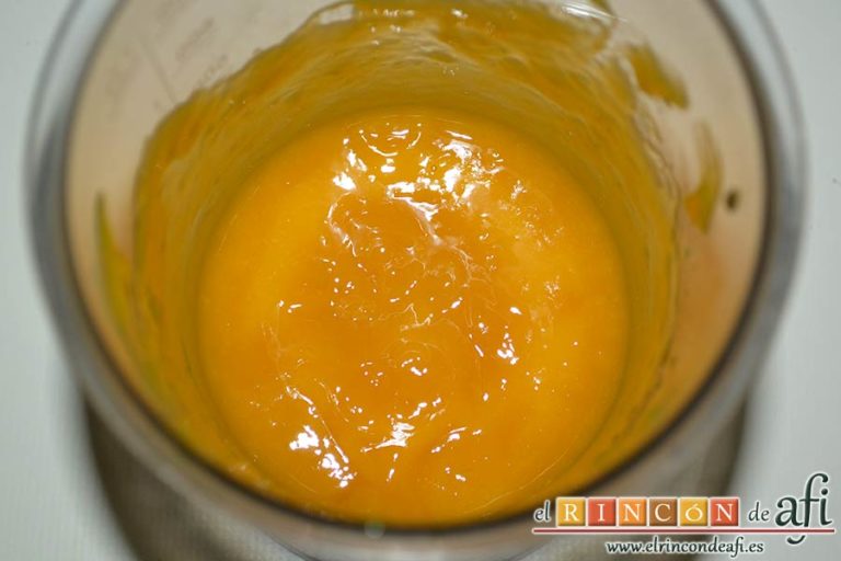 Salsa de mango, añadir el vinagre, el puré de mango y remover