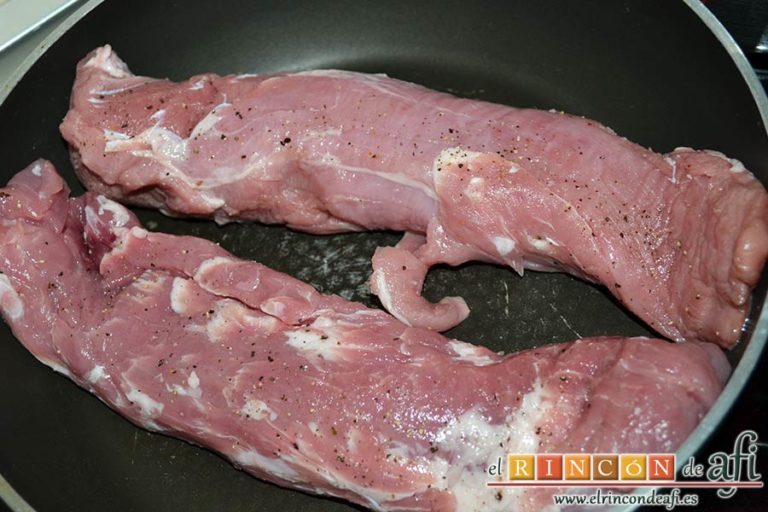 Solomillos de cerdo envueltos en bacon con crema de setas, sellar los solomillos en una sartén bien caliente