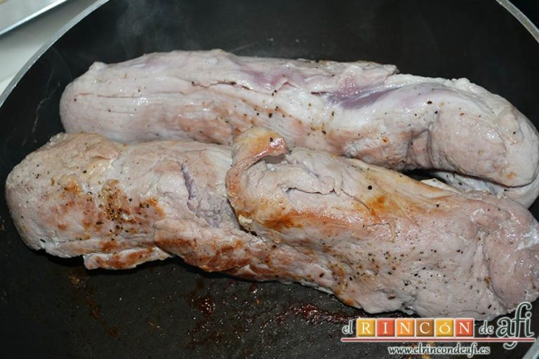 Solomillos de cerdo envueltos en bacon con crema de setas, dorarlos por todas partes