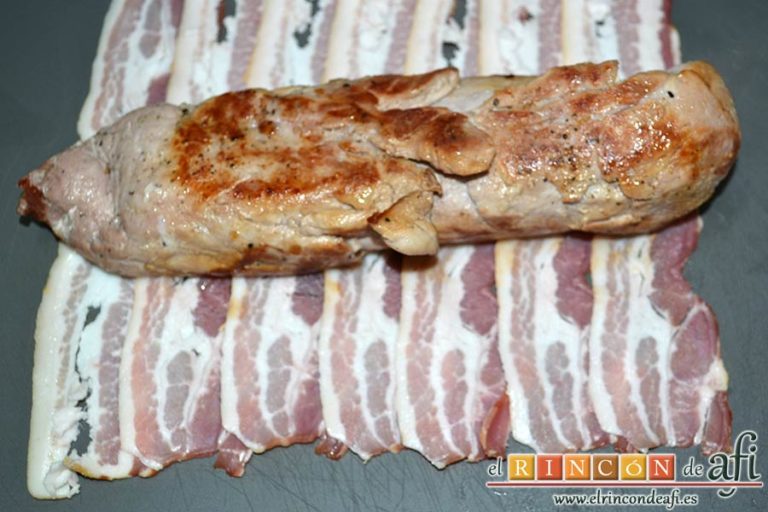 Solomillos de cerdo envueltos en bacon con crema de setas, colocar los solomillos sobre las tiras de bacon