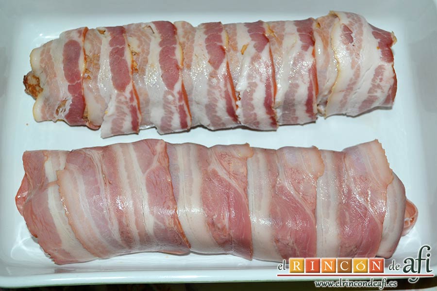 Solomillos de cerdo envueltos en bacon con crema de setas, hornearlos