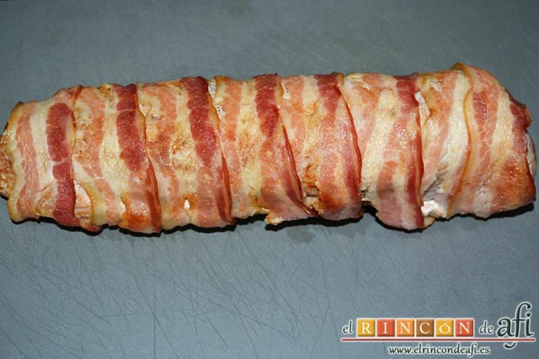 Solomillos de cerdo envueltos en bacon con crema de setas, sacarlos del horno una vez hechos