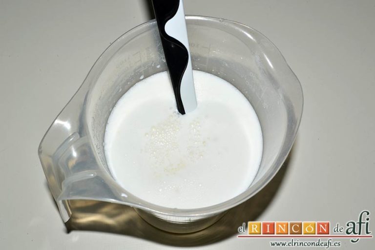 Tarta fría de turrón de Jijona, mezclar la leche con los sobres de cuajada