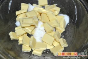 Turrón de chocolate blanco y Lacasitos, derretir al baño María el chocolate blanco con la manteca de cerdo