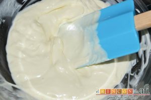 Turrón de chocolate blanco y Lacasitos, remover con espátula