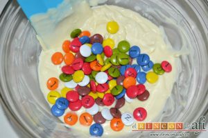 Turrón de chocolate blanco y Lacasitos, añadirlos a la mezcla