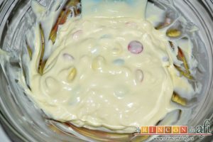 Turrón de chocolate blanco y Lacasitos, remover para que se integren