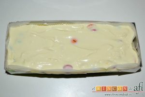 Turrón de chocolate blanco y Lacasitos, volcar la mezcla y alisar