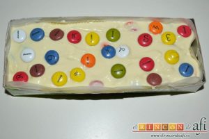 Turrón de chocolate blanco y Lacasitos, decorar con más Lacasitos