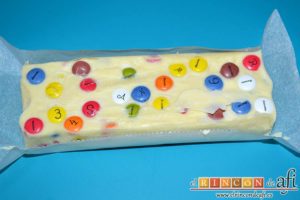 Turrón de chocolate blanco y Lacasitos, dejar atemperar y refrigerar