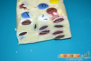 Turrón de chocolate blanco y Lacasitos, así queda troceado