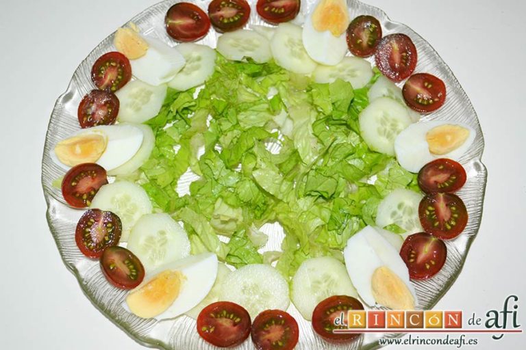 Ensalada Nizarda, disponer en una bandeja la lechuga el pepino, los tomates cherry y los huevos troceados