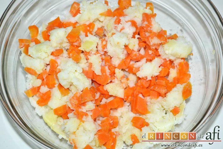 Ensaladilla de langostinos y salmón, una vez sancochadas las zanahorias, trocearlas y añadirlas a las papas