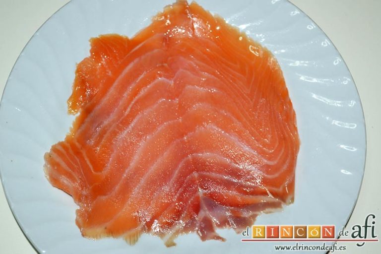 Ensaladilla de langostinos y salmón, hacer lo mismo con el salmón ahumado