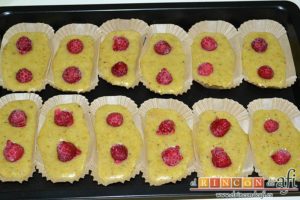 Financiers de frambuesas y pistachos, colocar dos frambuesas por molde
