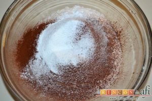 Galletas de mantequilla al chocolate, en un bol la harina normal, el cacao en polvo, la sal y la levadura todos tamizados